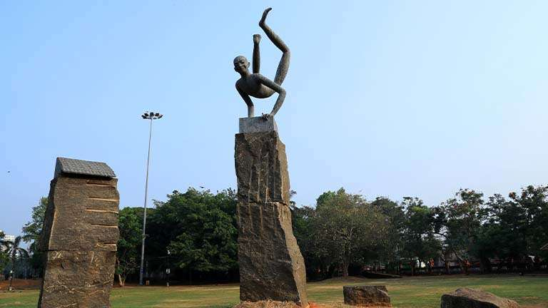 മാനാഞ്ചിറയിലെ പുഷപ്പ് എടുക്കുന്ന ഗാന്ധി യഥാര്‍ത്ഥത്തില്‍ ആരാണ്? mananchira pushup gandhi, musui, k s radhakrishnan, mananchira sculptures