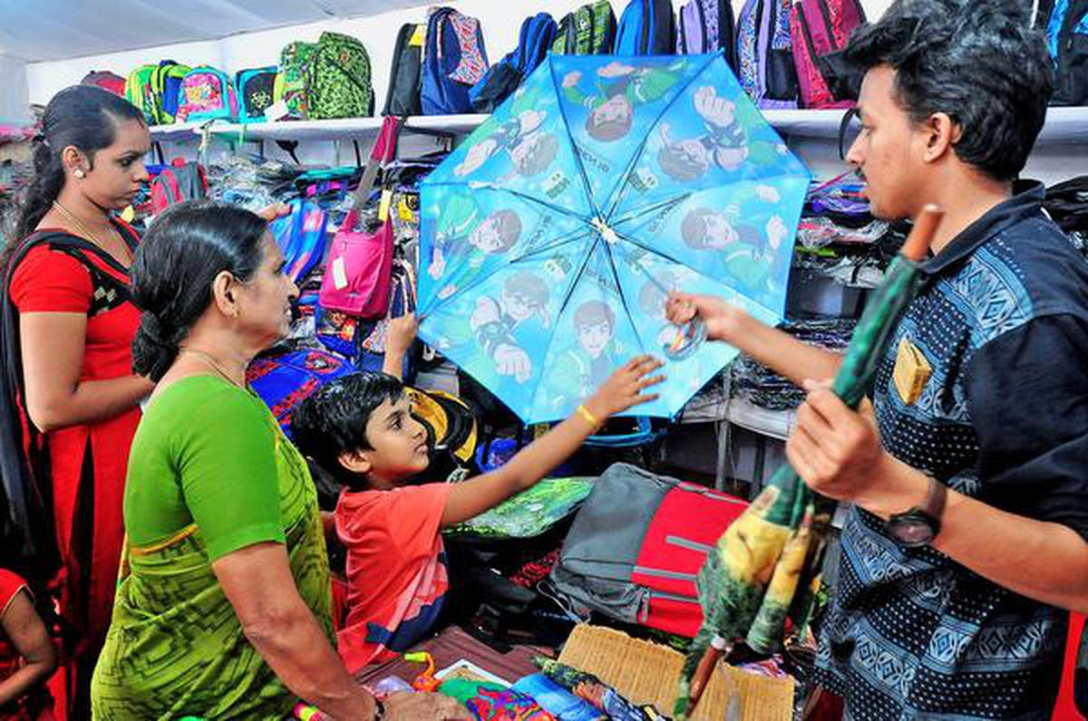 പഠനസാമഗ്രികൾ വിലക്കുറവിൽ ലഭ്യമാക്കാൻ കൺസ്യൂമർ ഫെഡിന്റെ സ്റ്റുഡന്റ്‌സ് മാർക്കറ്റുകൾ, kozhikode news, kozhikode consumerfed student markets, consumerfed student market calicut