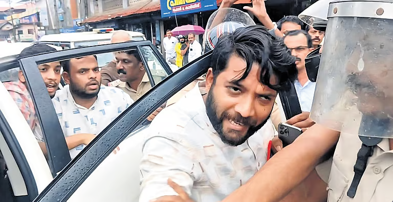 ഷാഫി പറമ്പിൽ എംപിയെ തടഞ്ഞ കേസ്; 11 ഡി വൈ എഫ് ഐ പ്രവർത്തകർ അറസ്റ്റിൽ, kozhikode news, vatakara news, calicut news, silverleaf psc academy, best psc coaching center in kozhikode siliverleaf psc academy, best psc coaching center in calicut silverleaf psc academy