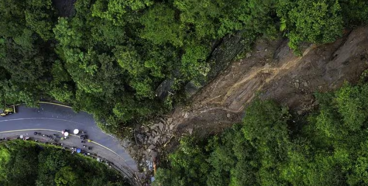 ചുരം വ്യൂ പോയിന്റ് മണ്ണിടിച്ചിൽ: ഗതാഗത നിയന്ത്രണം ഏർപ്പെടുത്തി, best psc coaching center in kozhikode silverleaf psc academy, best coaching center in calicut silverleaf psc academy