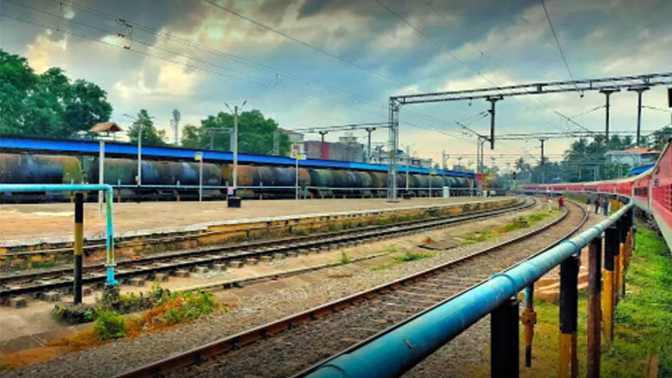 പാവങ്ങാട് ഓടുന്ന ട്രെയിനില്‍നിന്നും വിദ്യാര്‍ത്ഥിനി തലകറങ്ങി പുറത്തേക്ക് വീണ് പരിക്കേറ്റു, Kozhikode railway station news Calicut railway station updates Kozhikode train news today Southern Railway Kozhikode news, Kozhikode railway station latest news today Calicut railway station development news Kozhikode train schedule updates Southern Railway Kozhikode division news Kozhikode railway station redevelopment project New trains from Kozhikode railway station, Kerala railway news Kozhikode Malabar railway updates North Kerala train news Kozhikode junction news, Kozhikode railway accident news Kozhikode train delays today Kozhikode railway passenger facilities Kozhikode railway station construction news Indian Railways Kozhikode updates, calicutreporter.com, calicutreporterdotcom