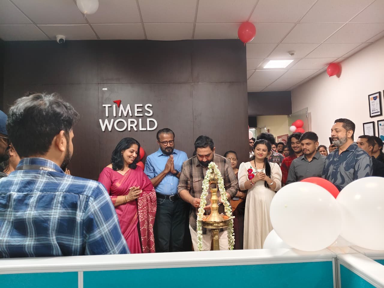 കോഴിക്കോട് ഗവ സൈബർ പാർക്കിൽ ആരംഭിച്ച ടൈംസ് വേൾഡിന്റെ പുതിയ ഓഫീസ് പ്രശസ്ത സംഗീതസംവിധായകൻ എം ജയചന്ദ്രൻ ഉദ്ഘാടനം ചെയ്യുന്നു. ടൈംസ്‌വേൾഡ് സ്ഥാപകനും സി.ഇ.ഒ-യുമായ ടോമി വർഗീസ്, ടൈംസ്‌വേൾഡ് ഓപ്പറേഷൻസ് ഡയറക്ടർ ഷൈല തോമസ്, സൈബർപാർക്ക് സിഒഒ വിവേക് നായർ തുടങ്ങിയവർ സമീപം