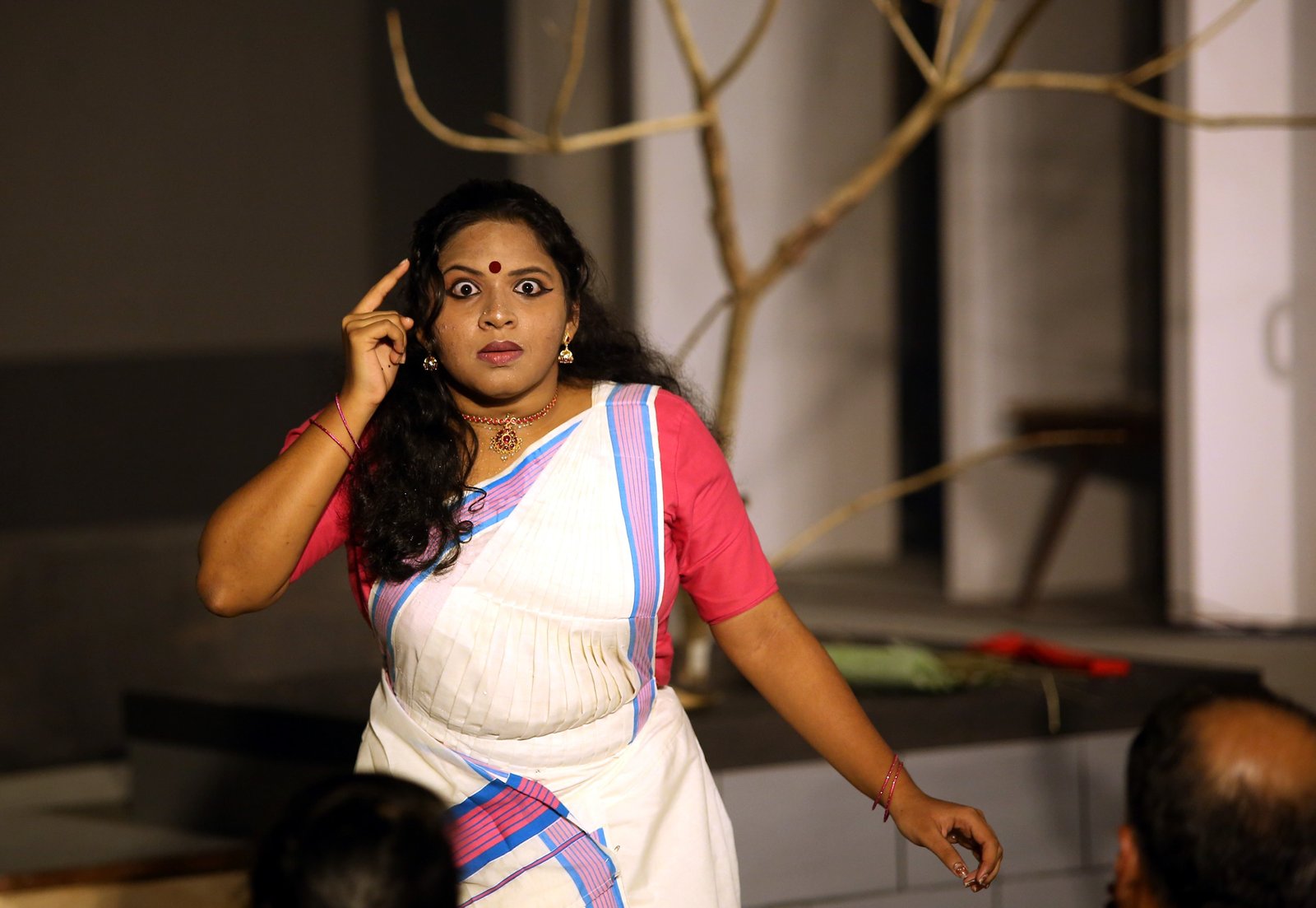 ചാവറ കള്‍ച്ചറല്‍ സെന്ററില്‍ ആര്‍ക്കിടെക്റ്റ് വിദ്യാര്‍ത്ഥി എം. ആര്‍ദ്ര ഒ.എന്‍.വി കവിതകളെ കോര്‍ത്തിണക്കിക്കൊണ്ട് 'അവതരിപ്പിച്ച മരിക്കാത്ത ഭൂമി' ദൃശ്യാഖ്യാനത്തില്‍ നിന്ന്., calicut news kozhikode news കോഴിക്കോട് വാർത്ത, calicut latest news kozhikode latest news today, calicut news today kozhikode news today calicut breaking news kozhikode breaking news calicut today news kozhikode local news, calicut crime news kozhikode accident news calicut weather news / കോഴിക്കോട് മഴ വാർത്ത, kozhikode politics news calicut university news kozhikode airport news, calicut hospital news / health news kozhikode viral news / viral video kozhikode calicut today headlines kozhikode malayalam news calicut live news, mathrubhumi kozhikode news manorama calicut news / manorama kozhikode times of india kozhikode onmanorama kozhikode the hindu kozhikode news twentyfour news kozhikode, കോഴിക്കോട് ന്യൂസ് കോഴിക്കോട് ലേറ്റസ്റ്റ് ന്യൂസ് കോഴിക്കോട് ബ്രേക്കിങ് ന്യൂസ് ചുറ്റുവട്ടം കോഴിക്കോട്, മാതൃഭൂമി കോഴിക്കോട് വാർത്ത,