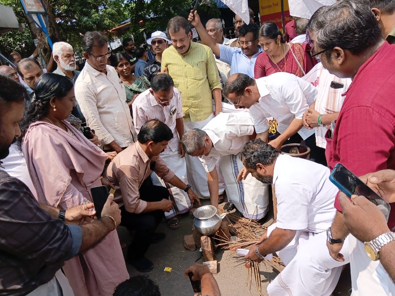 പാചകവാതകം: വ്യാപാരികള്‍ അടുപ്പുകൂട്ടി പ്രതിഷേധിച്ചു