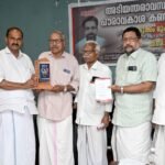 കേരള ഹ്യൂമന്‍ റൈറ്റ്‌സ് മൂവ്‌മെന്റിന്റെ ആഭിമുഖ്യത്തില്‍ നടന്ന അടിയന്തരാവസ്ഥാ വിരുദ്ധ പൗരാവകാശ കണ്‍വെന്‍ഷനില്‍ അടിയന്തരാവസ്ഥ പോരാളി കെ.കെ. അപ്പുക്കുട്ടിയെ ആദരിക്കുന്നു